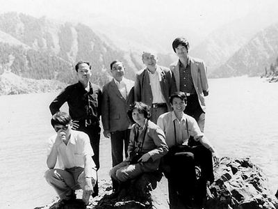 1988年夏季，作者（后排右一）和施雅風(fēng)先生（后排右二）在新疆天池。