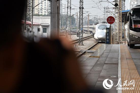 10月15日，首個(gè)乘火車(chē)參加中國共產(chǎn)黨第十九次全國代表大會(huì )的代表團——山西省代表團抵達北京西站。（人民網(wǎng)記者 翁奇羽 攝）