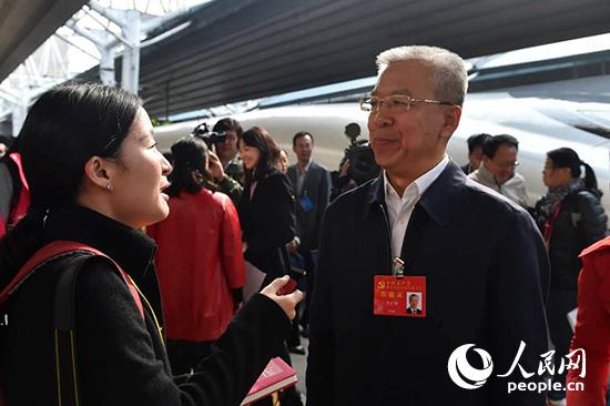 黨的十九大代表、山西省呂梁市委書(shū)記李正印接受人民網(wǎng)記者采訪(fǎng)。（人民網(wǎng)記者 翁奇羽 攝）