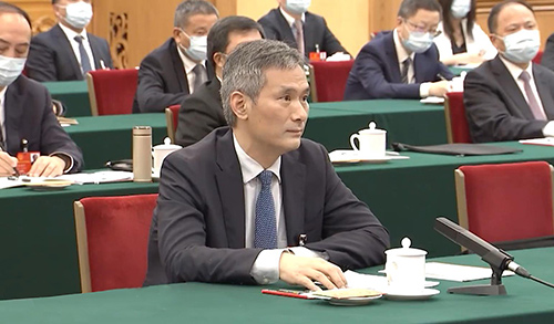 全國人大代表，湖北省十堰市太和醫院黨委書(shū)記、院長(cháng)羅杰向總書(shū)記做匯報。